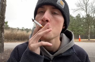 Лечение зависимости от табакокурения в Кувшиново Мужчина с сигаретой делает затяжку