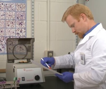 Клиника лечения наркозависимости в Кувшиново Врач в кабинете клиники