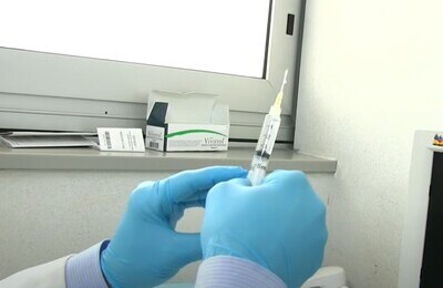 Проведение кодирования Вивитролом в Кувшиново Шприц с Вивитролом в руках у врача